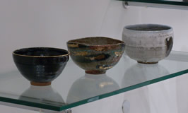 火山釉茶碗、灰金彩釉くし目茶碗、白釉彫文茶碗