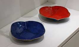花形青釉皿、花形丹釉皿
