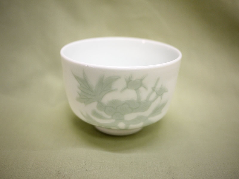 白磁緑釉彫文抹茶碗